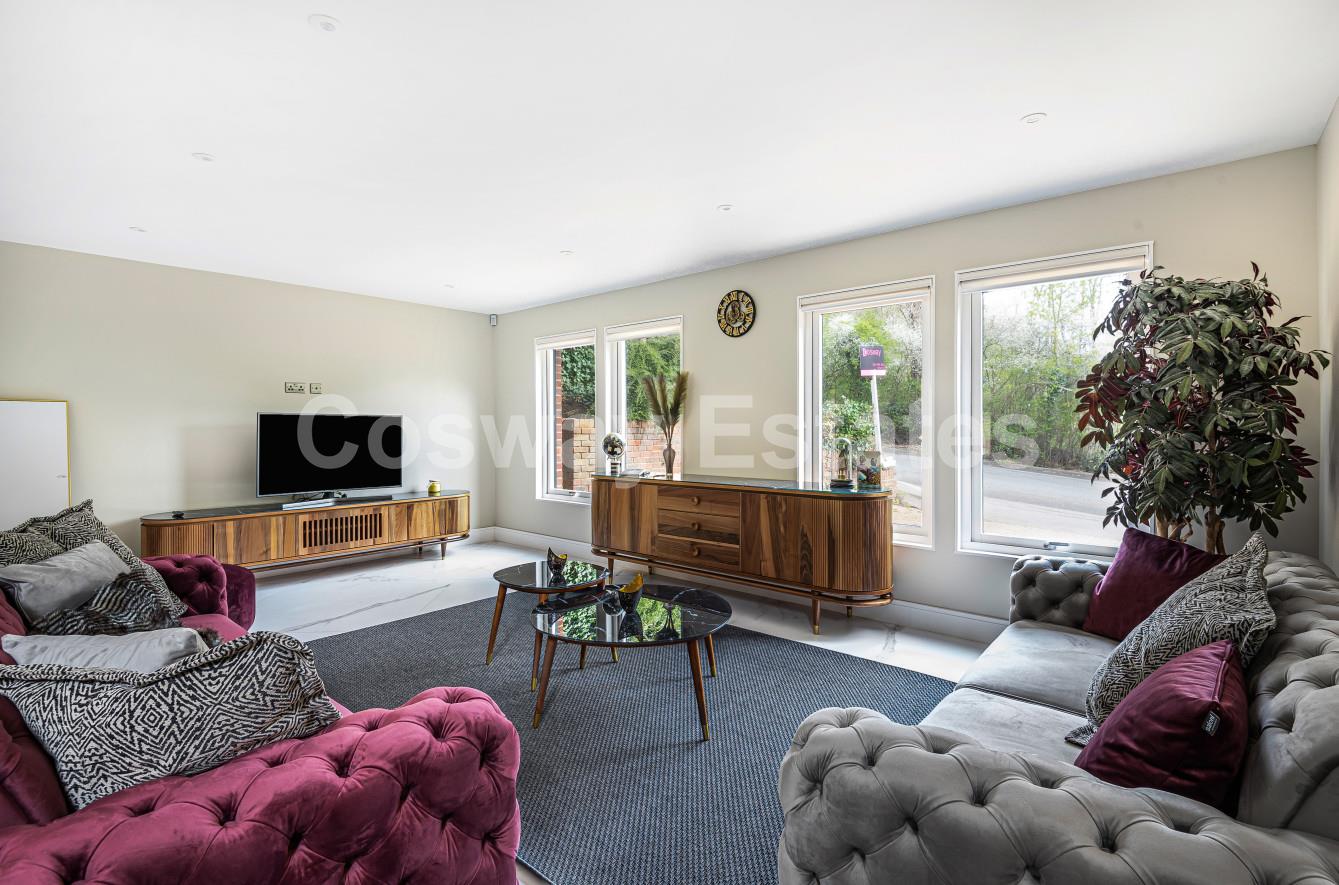 4 bed property in Highwood Hill, Mill Hill